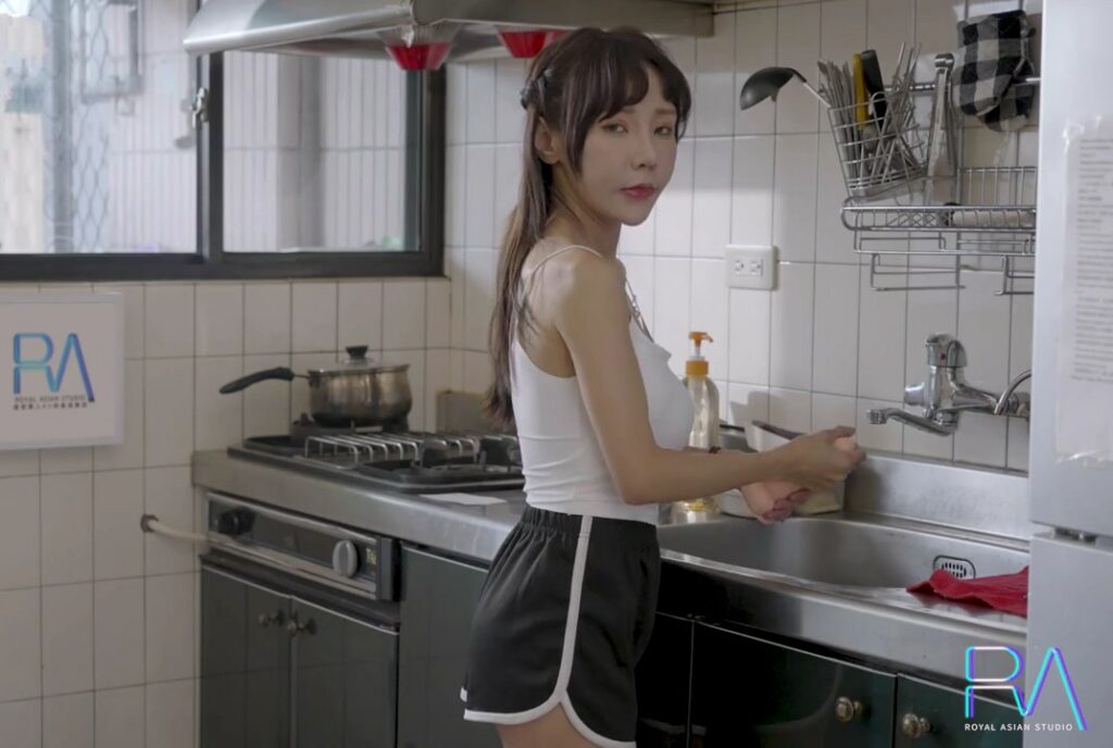 dua-con-gai-moi-lon-tim-hieu-tinh-duc-va-nguoi-bo-gia-dam-dang